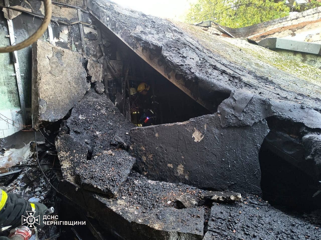 В Чернигове в помещении банка произошел взрыв, разгорелся пожар: на месте работали полиция и спасатели. Фото