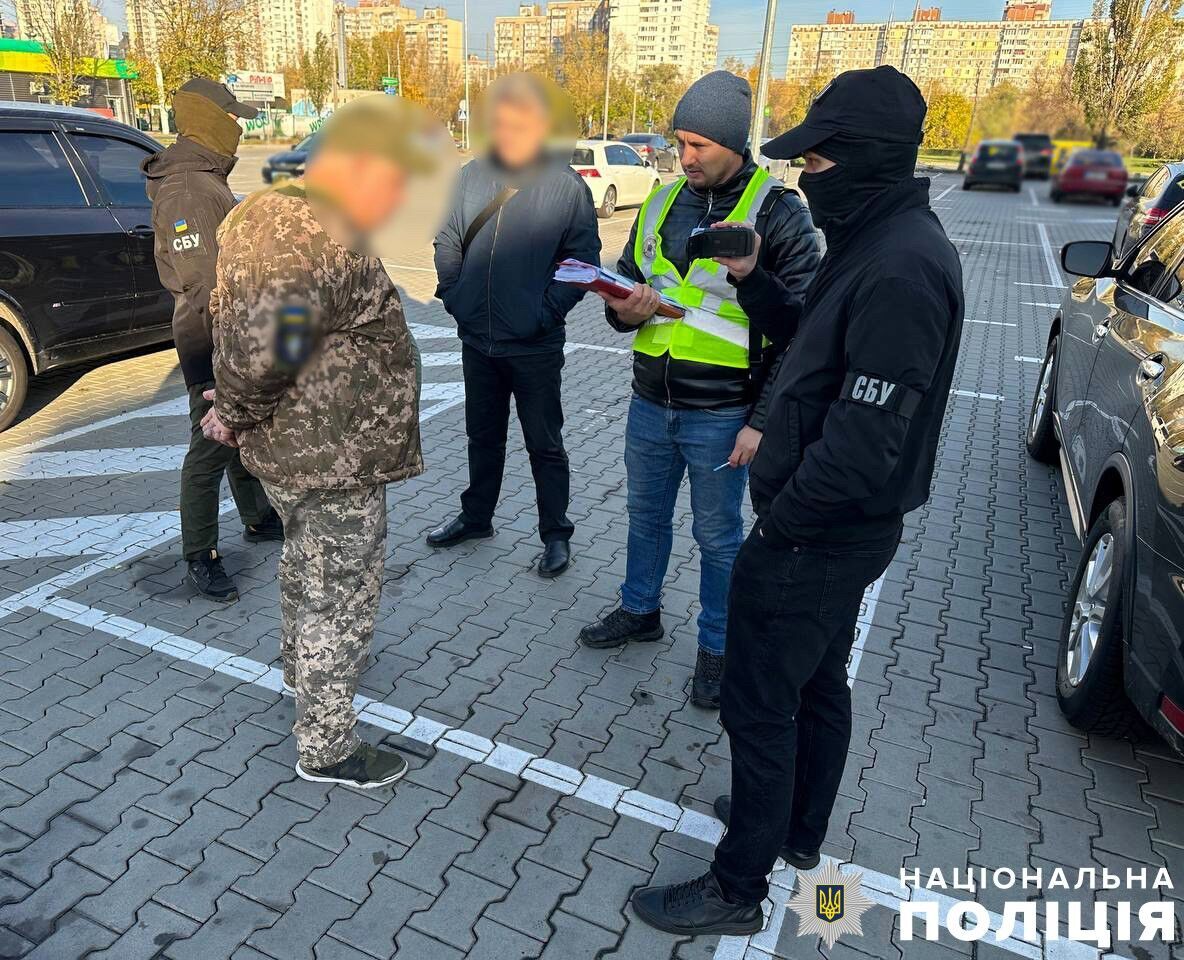 Прикриваючись ДФТГ, допомагав ухилянтам виїхати за кордон: у Києві судитимуть іноземця-нелегала. Відео і подробиці