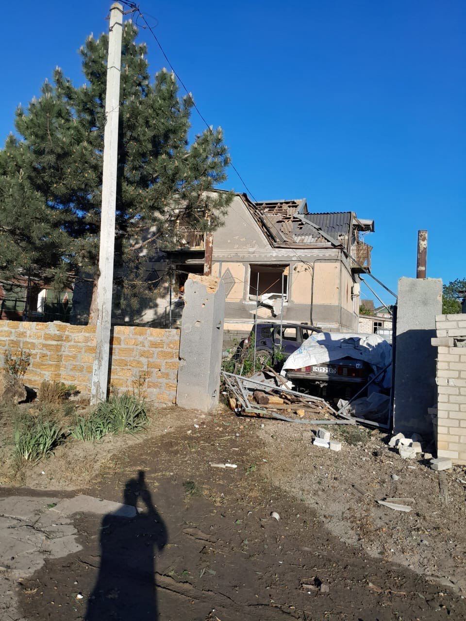 Оккупанты ударили по Белозерке на Херсонщине: повреждены дома, есть пострадавшая. Фото