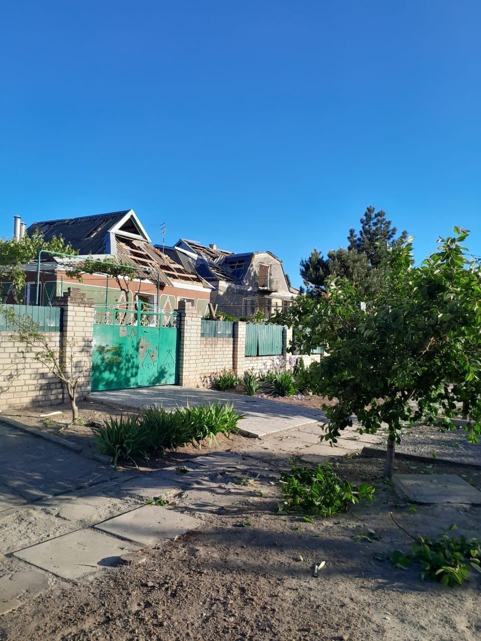 Окупанти вдарили по Білозерці на Херсонщині: пошкоджено будинки, є постраждала. Фото