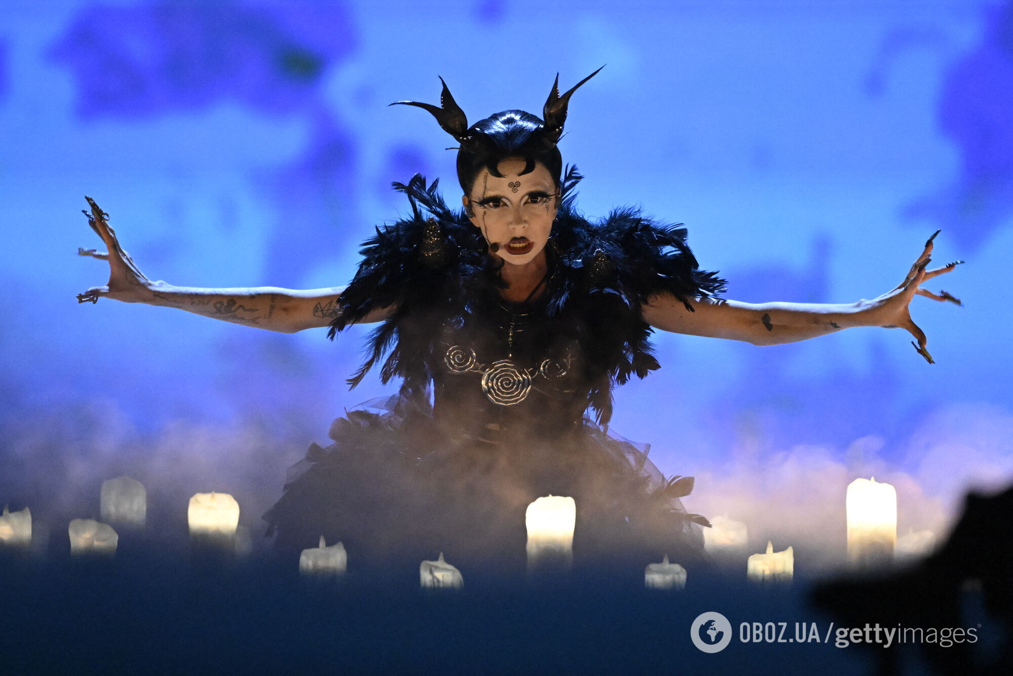 Небинарный участник Евровидения 2024 года от Ирландии устроил на сцене сеанс экзорцизма и "зажег" зал. Видео