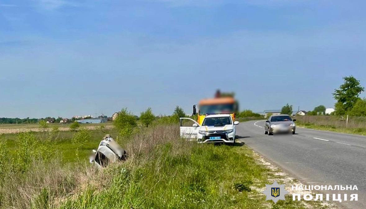 Водитель заснул за рулем: на Киевщине легковушка вылетела в кювет и перевернулась. Фото и подробности