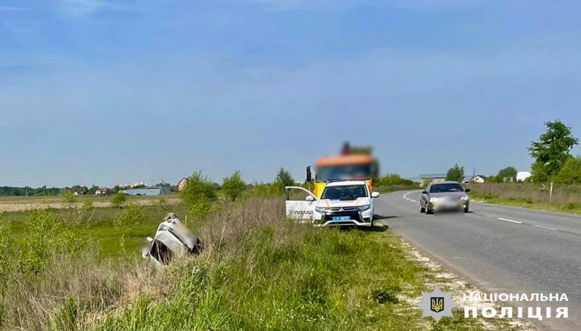 Водій заснув за кермом: на Київщині легковик вилетів у кювет та перекинувся. Фото і подробиці qkxiqdxiqdeihrant