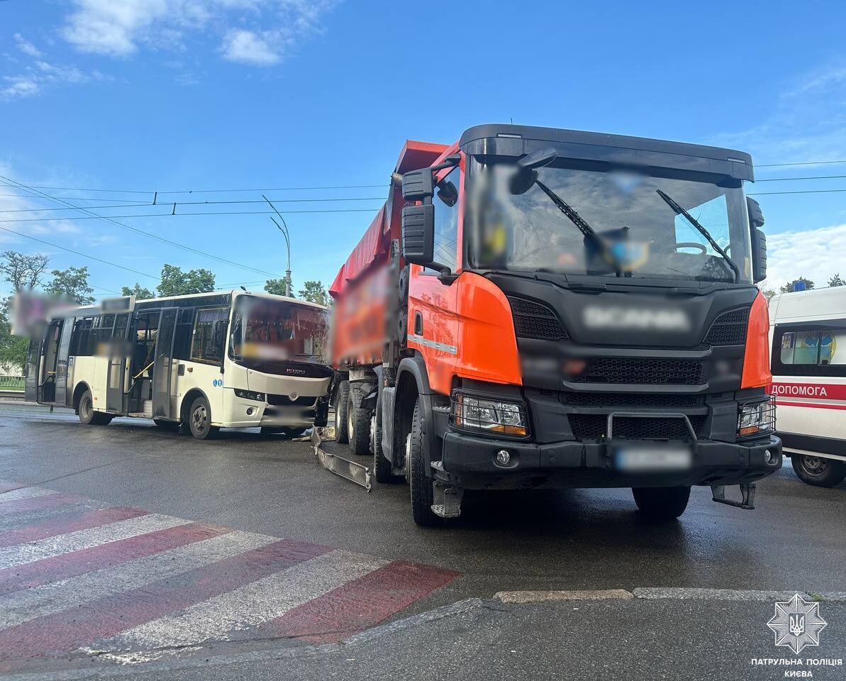 У Києві сталась аварія за участі вантажівки та маршрутки: на місці кілька швидких. Подробиці і фото