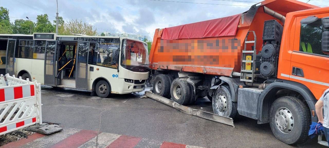 В Киеве произошла авария с участием грузовика и маршрутки: на месте несколько скорых. Подробности и фото