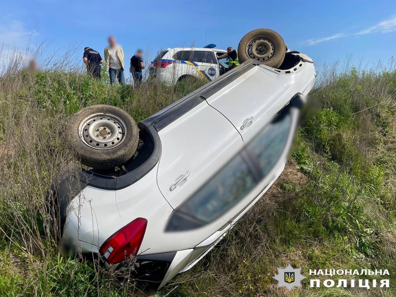 Водій заснув за кермом: на Київщині легковик вилетів у кювет та перекинувся. Фото і подробиці