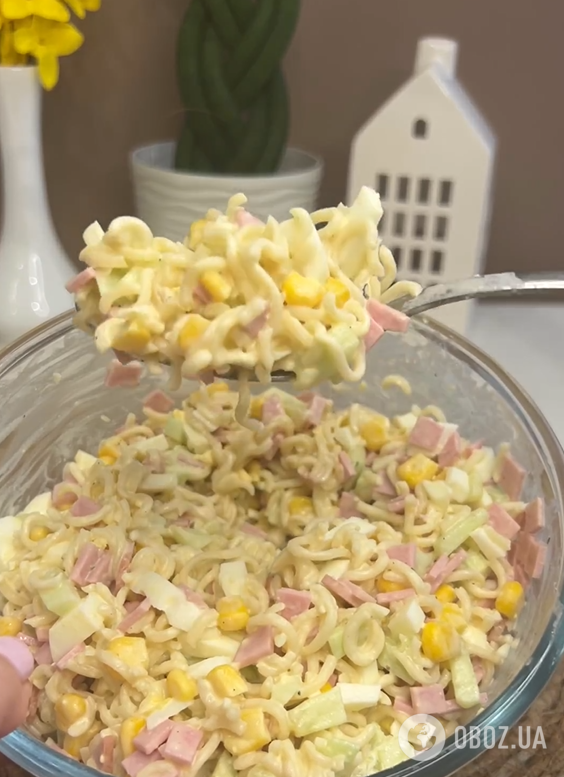 Праздничный салат за копейки: используйте обычную мивину