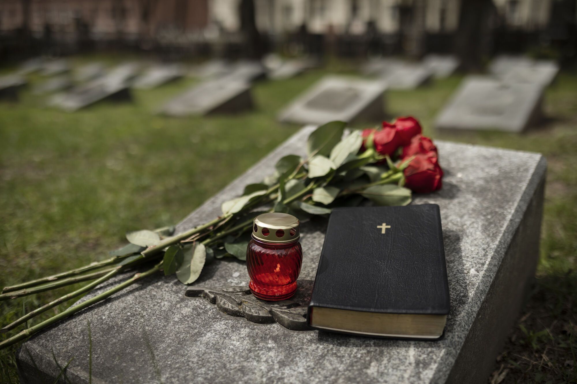 Що треба нести на цвинтар у поминальні дні: чи можна брати їжу і алкоголь