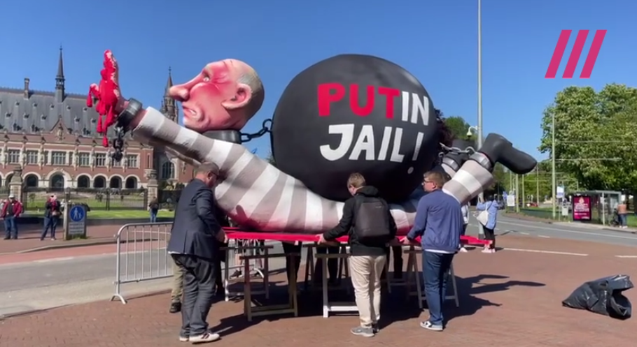 "Тюрьма, а не Кремль": в Гааге в день "инаугурации" Путина устроили акцию с призывом наказать диктатора. Видео