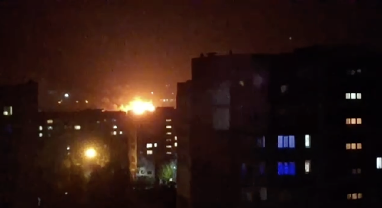 В окупованому Луганську пролунали вибухи: повідомляють про влучання ракет ATACMS по нафтобазі. Відео