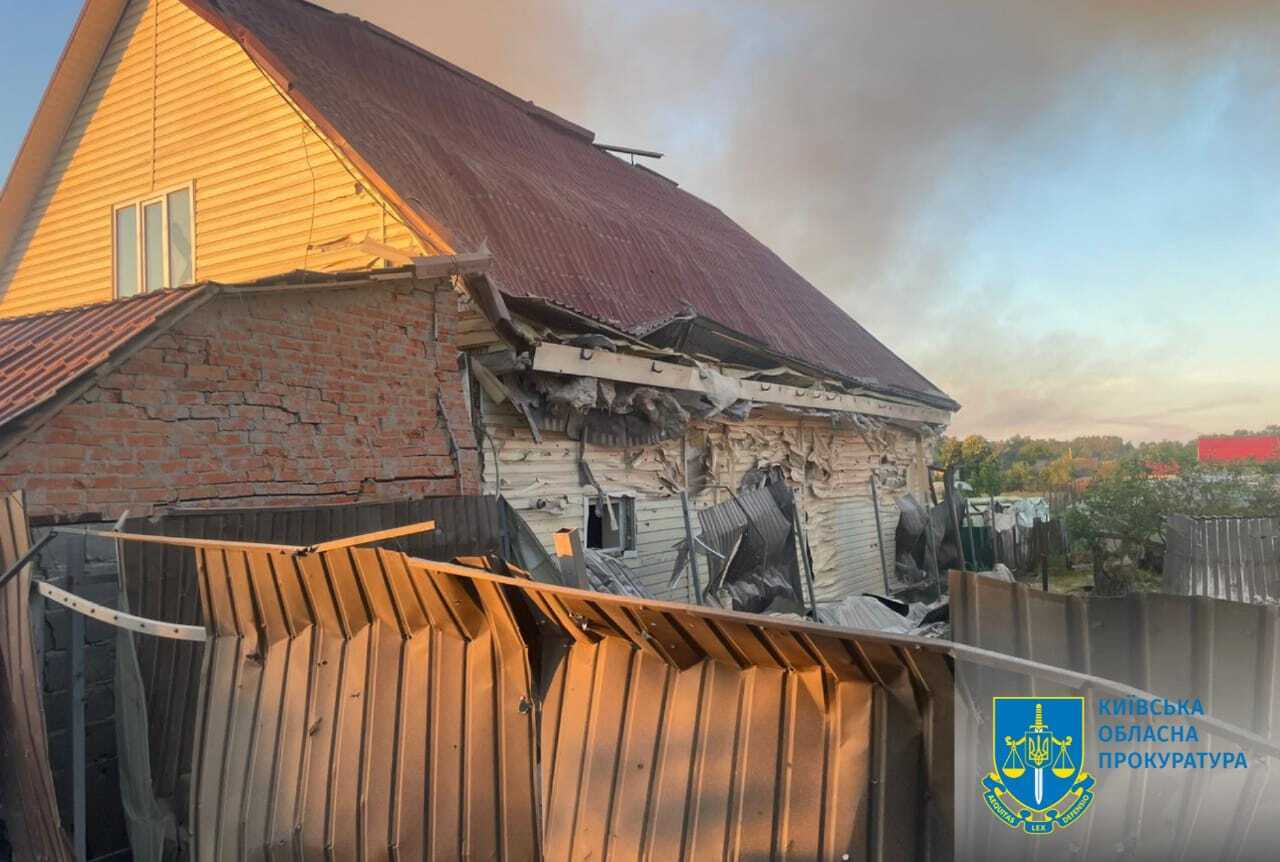На Київщині внаслідок ворожої атаки загорівся обʼєкт цивільної інфраструктури: є постраждалі