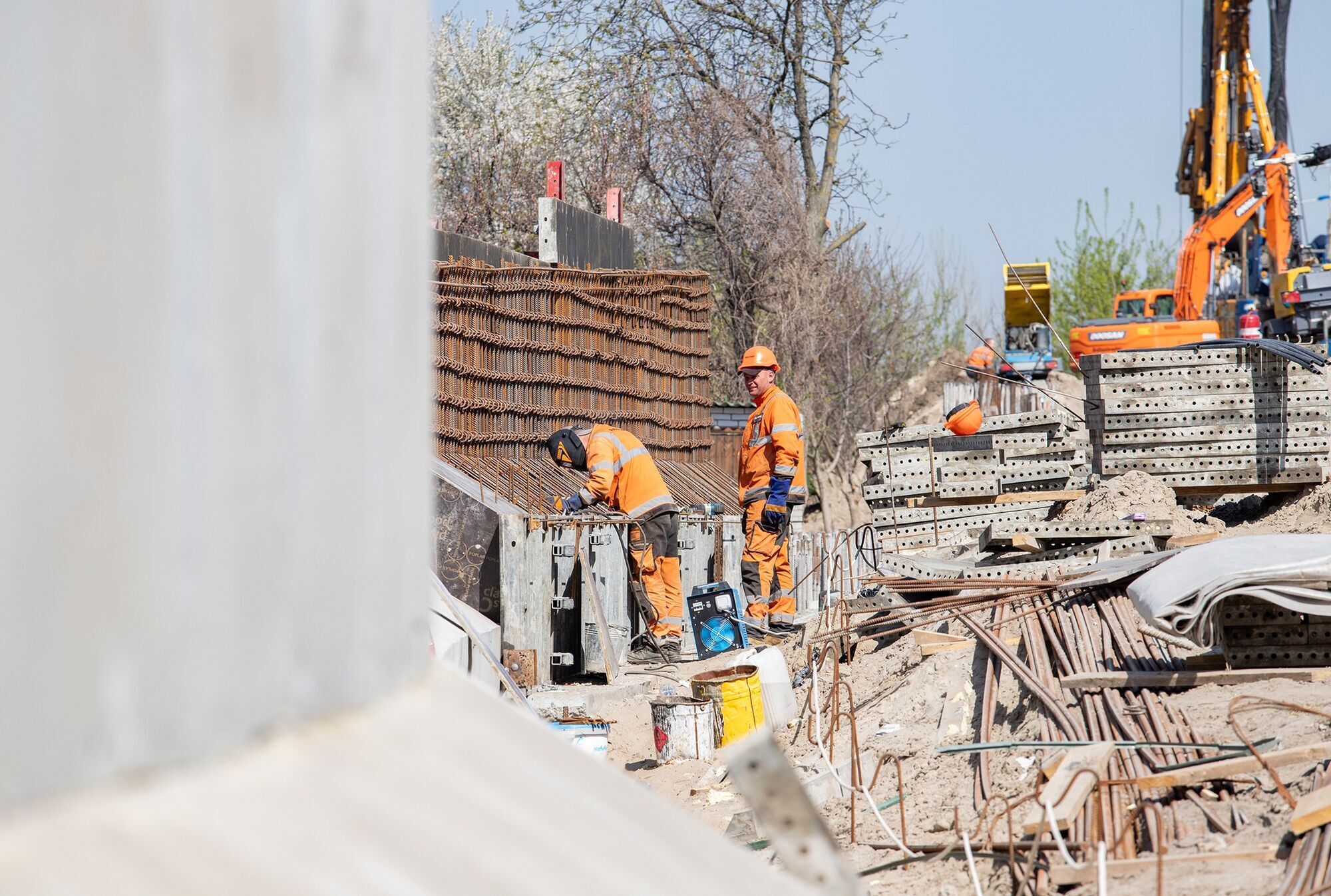 У травні роботи триватимуть цілодобово: у КМДА розповіли, як просувається будівництво Подільсько-Воскресенського моста