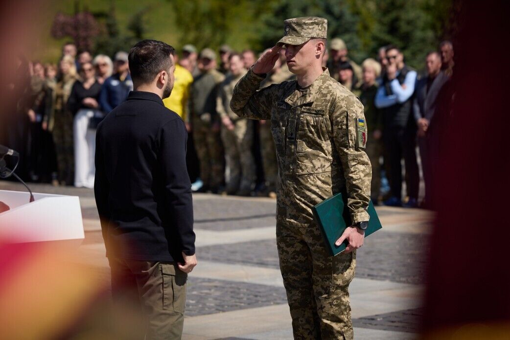 Президент нагородив воїнів відзнаками Хрест бойових заслуг