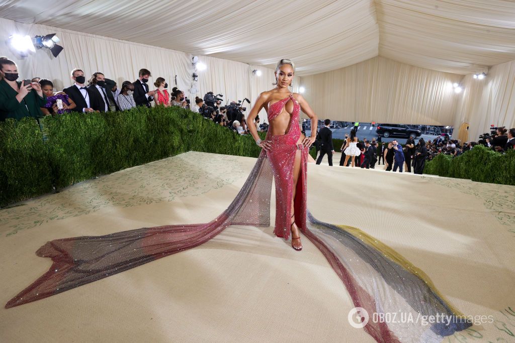 10 найефектніших "голих" суконь за всю історію Met Gala