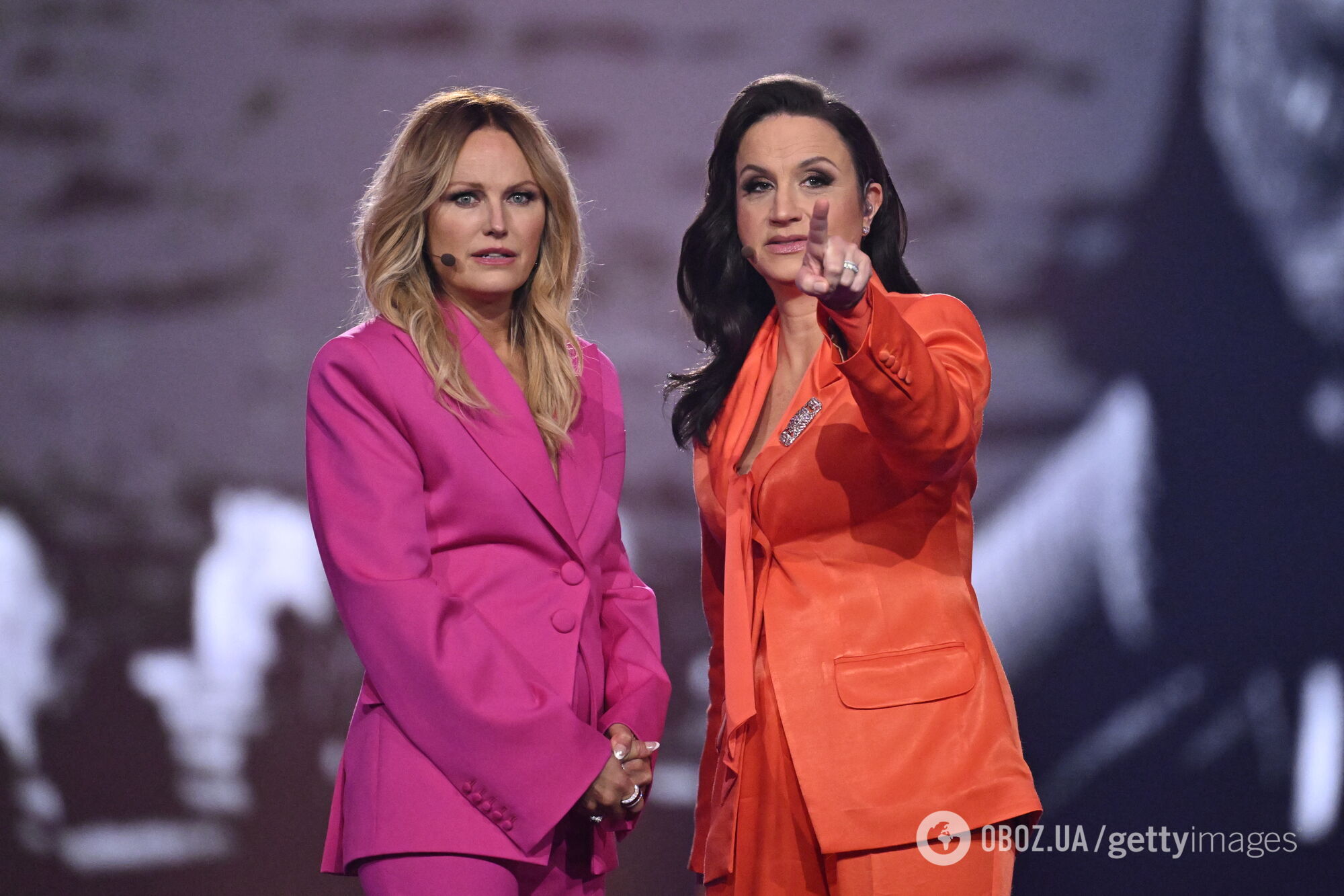 Ведучі Євробачення 2024 обрали штанні костюми в кольорах сцени. Фото