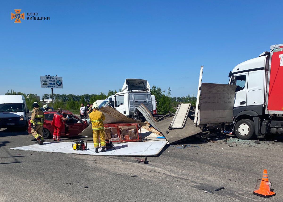 Під Києвом сталась аварія за участі двох вантажівок та легковика: є загиблі, момент ДТП зафіксувала камера