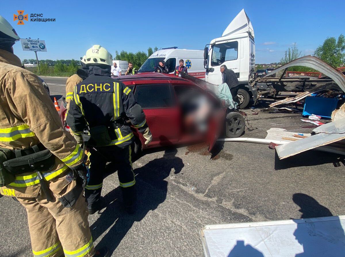 Під Києвом сталась аварія за участі двох вантажівок та легковика: є загиблі, момент ДТП зафіксувала камера