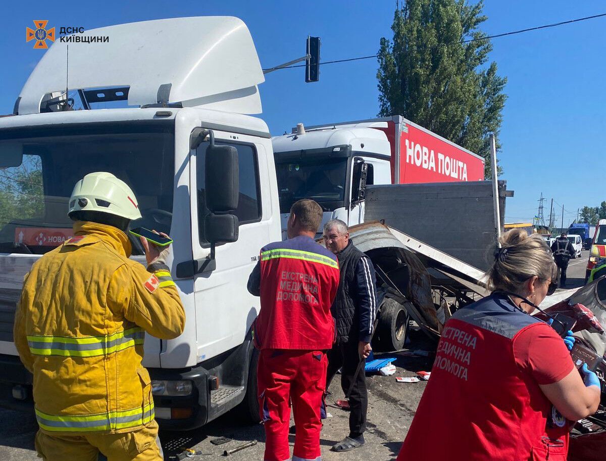 Под Киевом произошла авария с участием двух грузовиков и легковушки: есть погибшие, момент ДТП зафиксировала камера