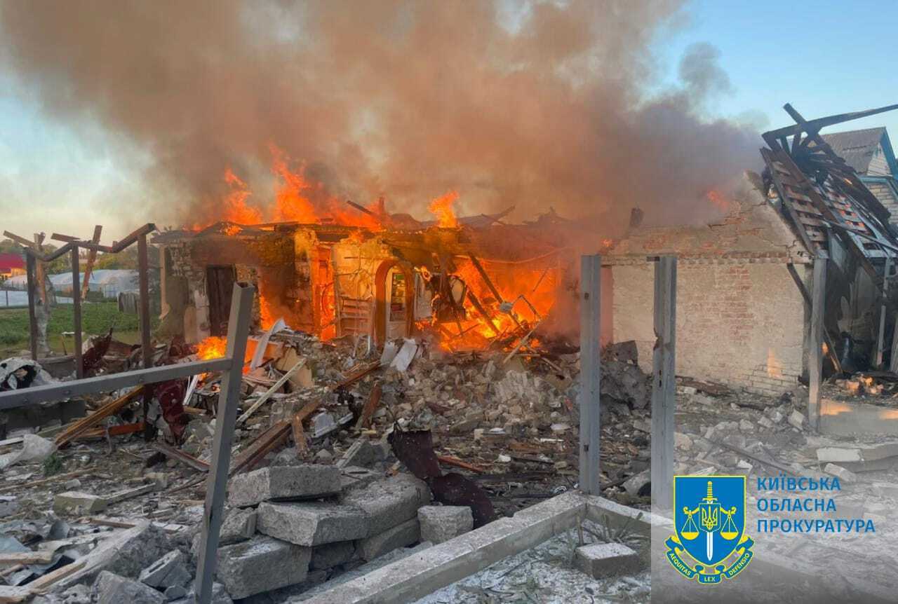 Знищені будинки, є постраждалі: з'явилися фото і відео наслідків ворожої атаки на Київщину 8 травня