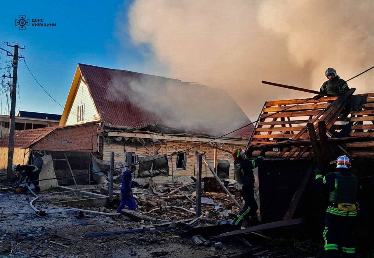 Над зруйнованою будівлею підіймався дим: з’явилися фото і відео наслідків ворожої атаки на Київщину qkxiqdxiqdeihrant