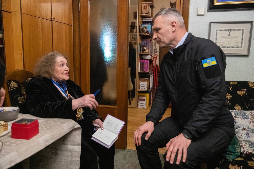 Кличко наградил званием "Почетный гражданин Киева" Лину Костенко и Валерия Залужного. Фото и видео