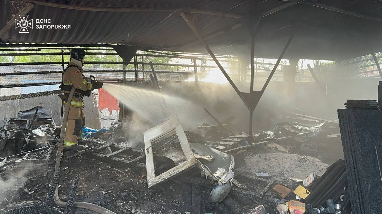 У Запоріжжі внаслідок ворожого удару є руйнування: наслідки атаки показали на фото