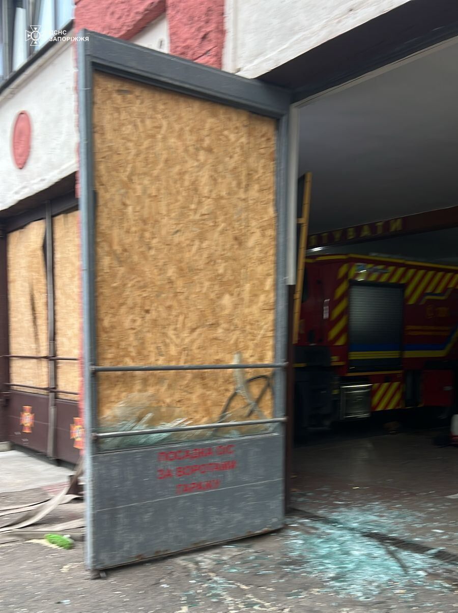 В Запорожье вследствие вражеского удара есть разрушения: последствия атаки показали на фото