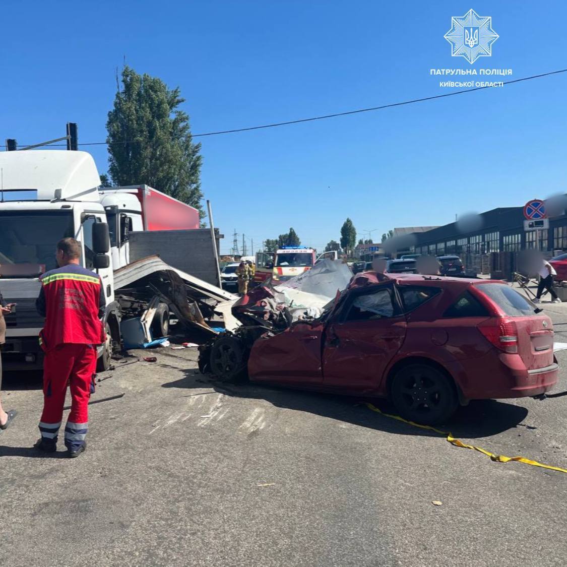 Під Києвом сталась аварія за участі двох вантажівок та легковика: є загиблі, момент ДТП зафіксувала камера