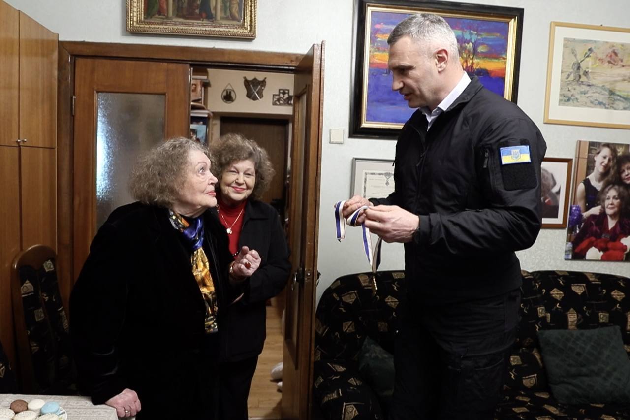 Кличко нагородив званням "Почесний громадянин Києва" Ліну Костенко та Валерія Залужного. Фото і відео