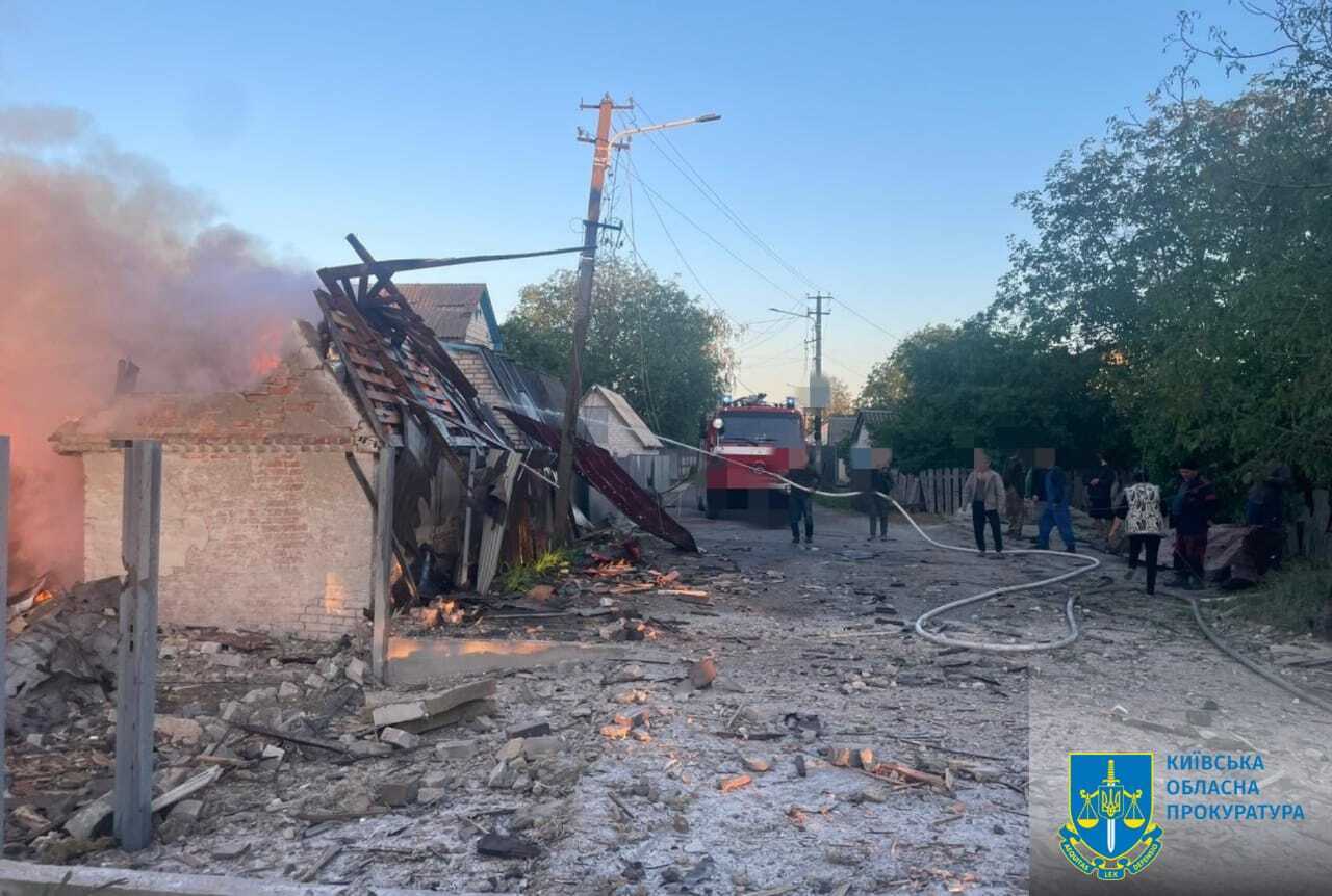 Над зруйнованою будівлею підіймався дим: з’явилися фото і відео наслідків ворожої атаки на Київщину