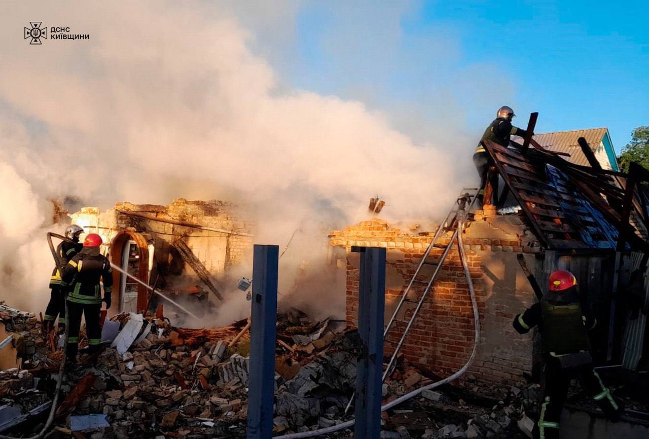 Знищені будинки, є постраждалі: з'явилися фото і відео наслідків ворожої атаки на Київщину 8 травня