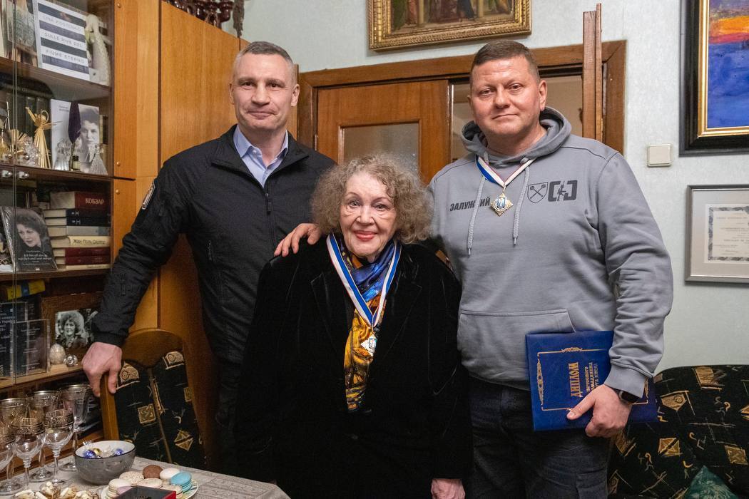 Кличко нагородив званням "Почесний громадянин Києва" Ліну Костенко та Валерія Залужного. Фото і відео