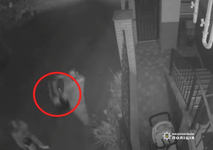 В Киеве пьяный мужчина бросил об асфальт собаку соседки: преступление зафиксировала камера. Видео