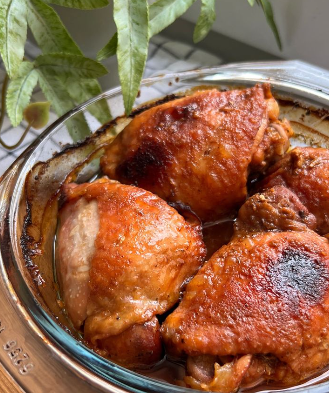 Самые сочные куриные бедра в духовке: с чем запечь мясо