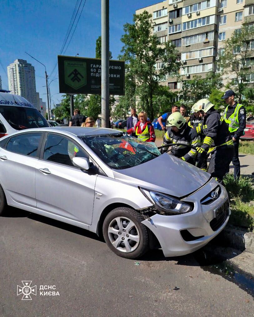 В Киеве на Оболони произошла авария с участием двух легковушек: одного из водителей зажало в салоне авто. Фото и видео