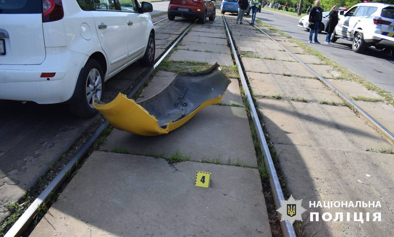 В Киеве легковушка на скорости сбила бетонный столб: есть пострадавший. Фото и видео