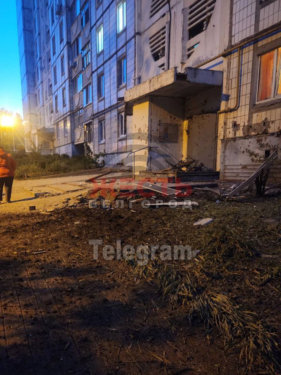 В российском Белгороде раздались взрывы: власти заявили о повреждении домов и пострадавших. Фото и видео