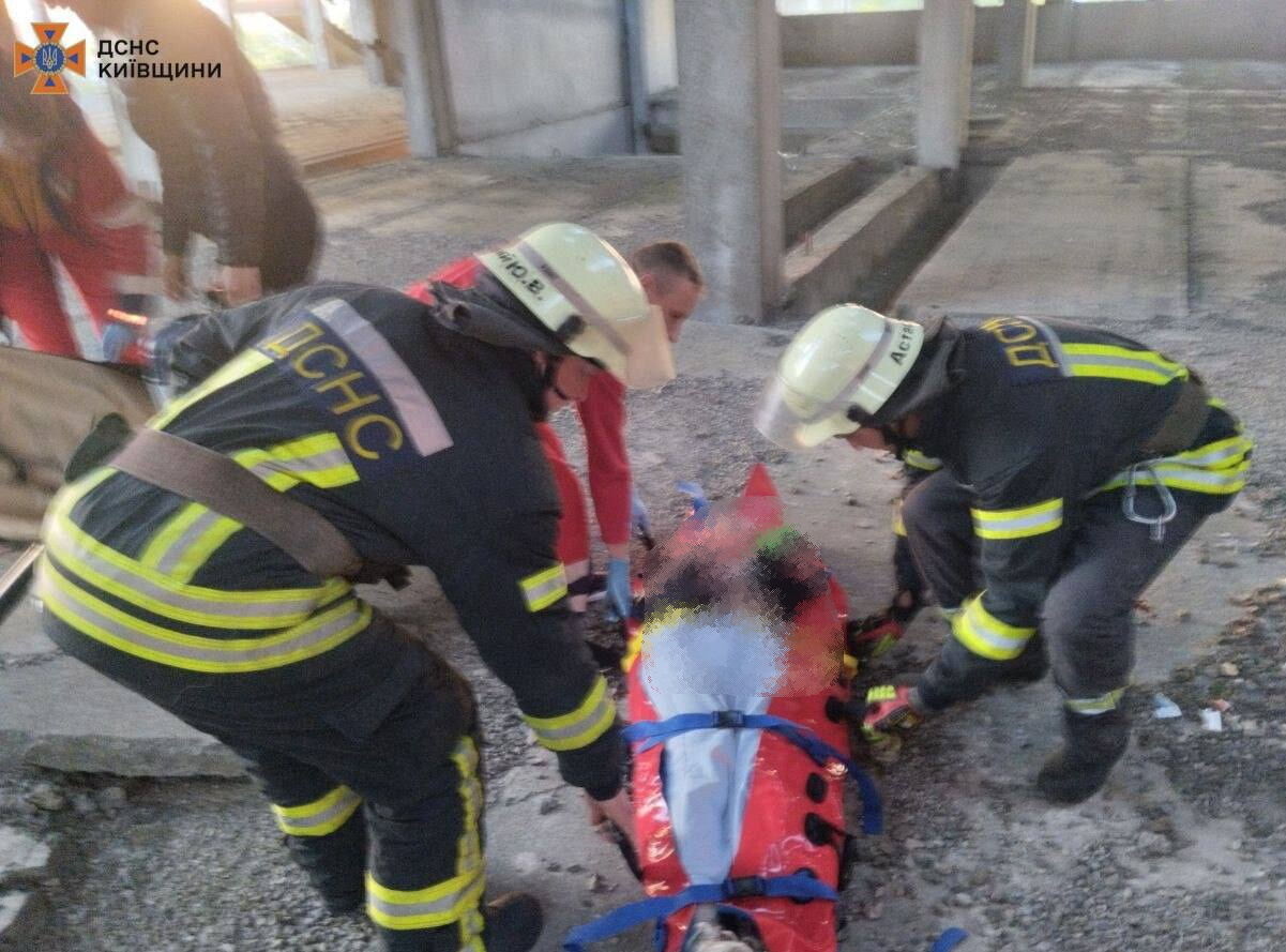 Рятувальники спустили дитину на перший поверх та передали лікарями