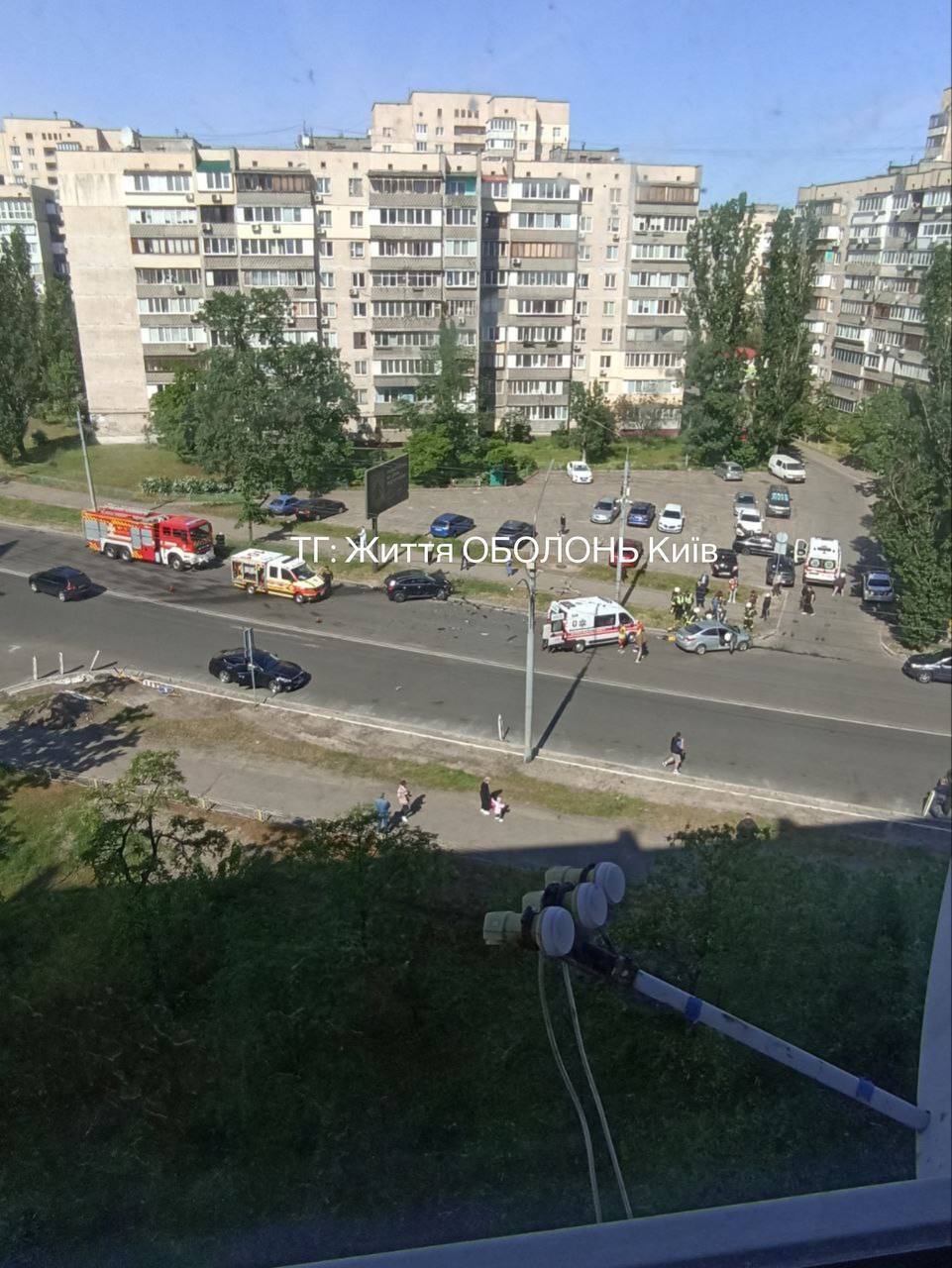 В Киеве на Оболони произошла авария с участием двух легковушек: одного из водителей зажало в салоне авто. Фото и видео