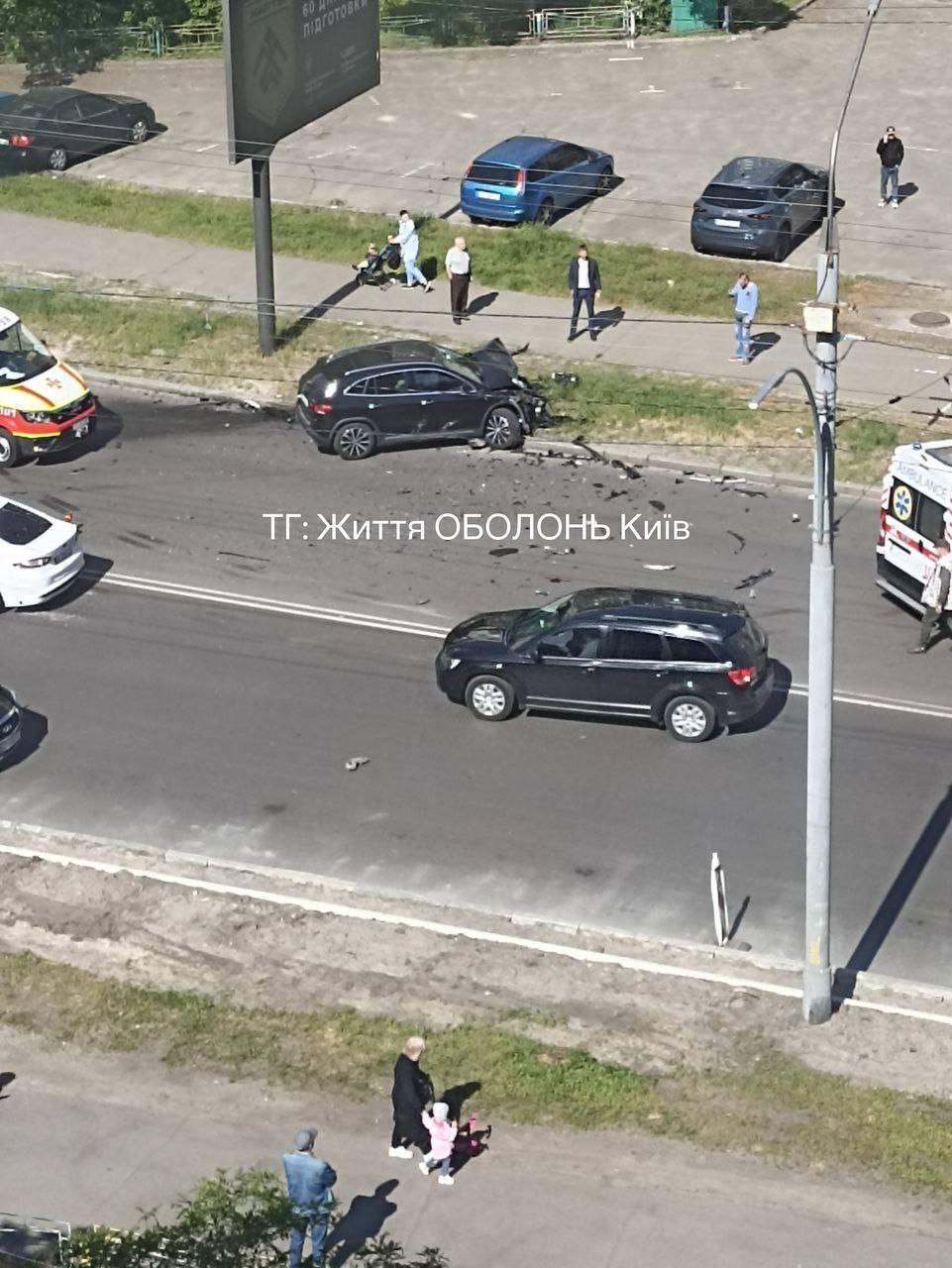 У Києві на Оболоні сталась аварія за участю двох легковиків: одного з водіїв затисло в салоні авто. Фото і відео