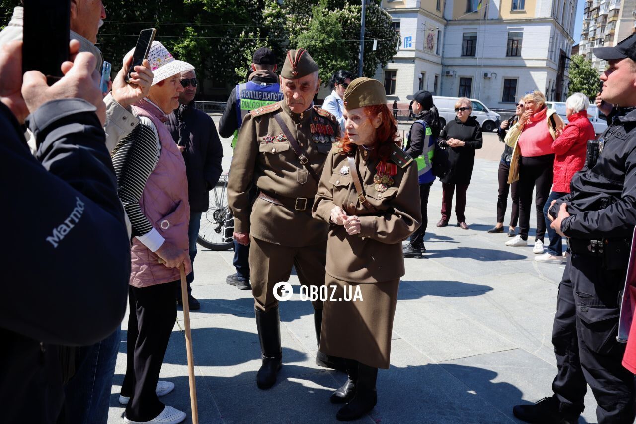 "Молодьож поздравляєт нас": у Києві "ветеранка" із радянською зіркою влаштувала провокацію біля Меморіалу вічної слави. Фоторепортаж