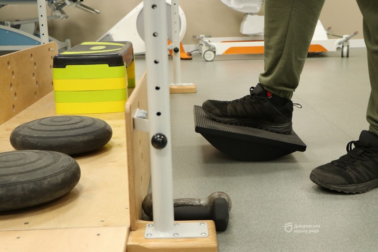 Спас полтысячи защитников страны, а сам получил 5 ранений: история медика эвакуации, который проходит реабилитацию в Днепре