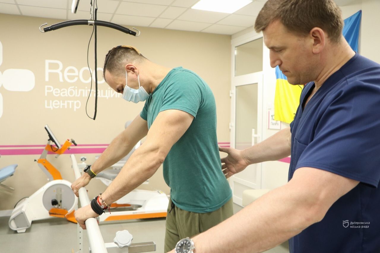 Спас полтысячи защитников страны, а сам получил 5 ранений: история медика эвакуации, который проходит реабилитацию в Днепре