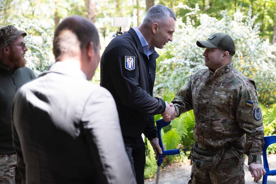 РЕБ, Starlink и FPV-дроны: Кличко и мэр Брюсселя посетили бойцов ВСУ и передали необходимое снаряжение