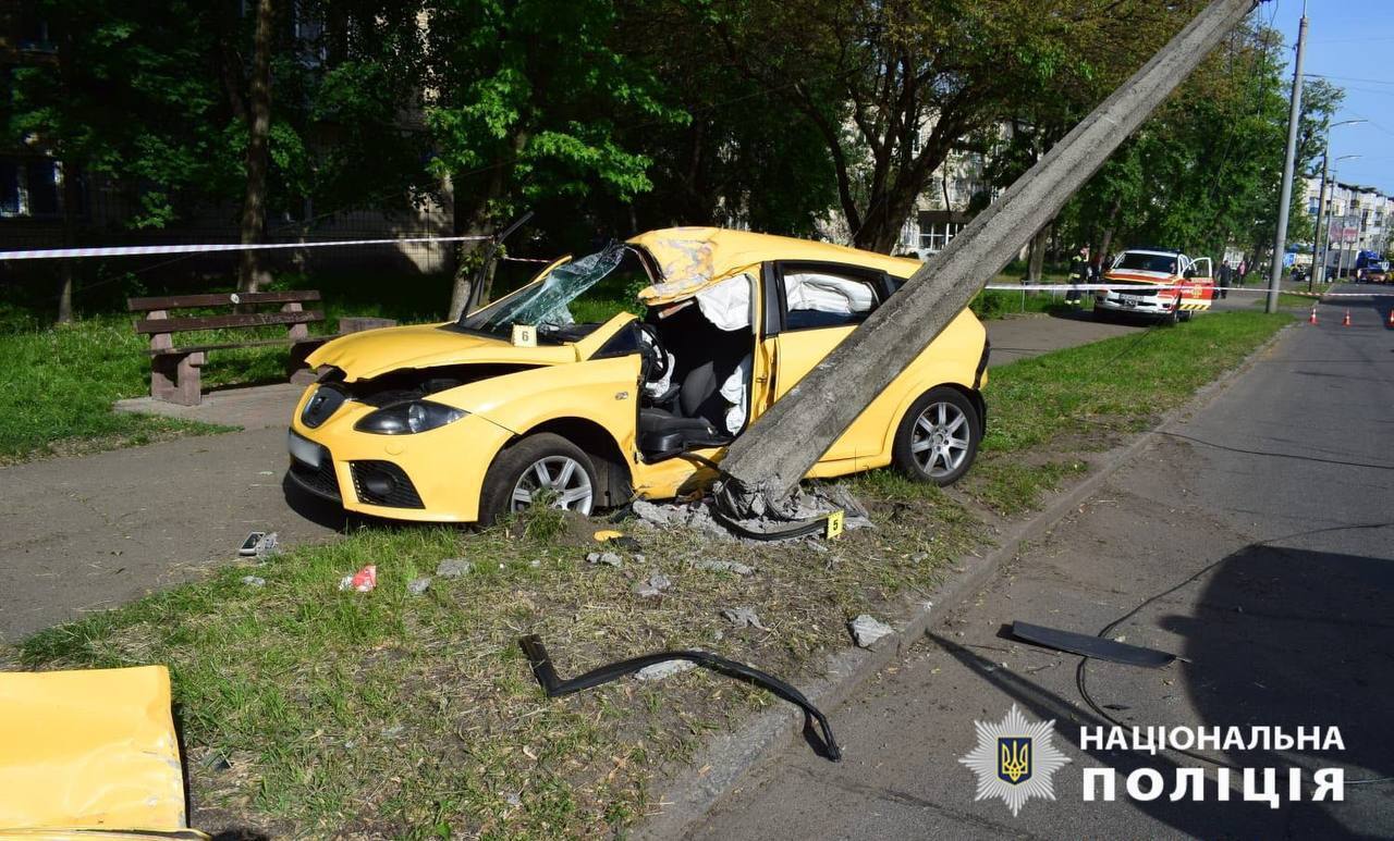 В Киеве легковушка на скорости сбила бетонный столб: есть пострадавший. Фото и видео