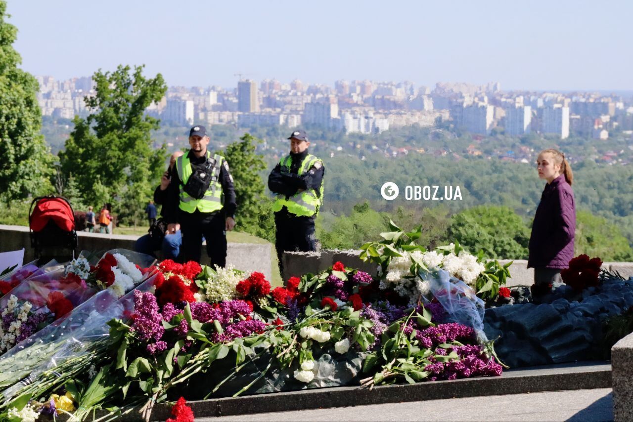 "Молодежь поздравляет нас": в Киеве "ветеранка" с советской звездой устроила провокацию у Мемориала вечной славы. Фоторепортаж