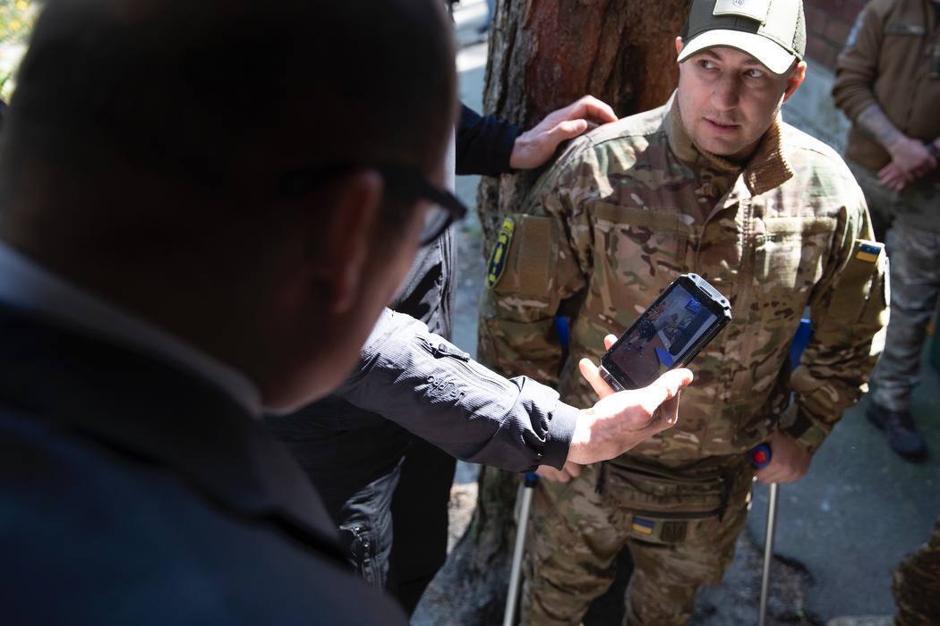 РЕБ, Starlink и FPV-дроны: Кличко и мэр Брюсселя посетили бойцов ВСУ и передали необходимое снаряжение