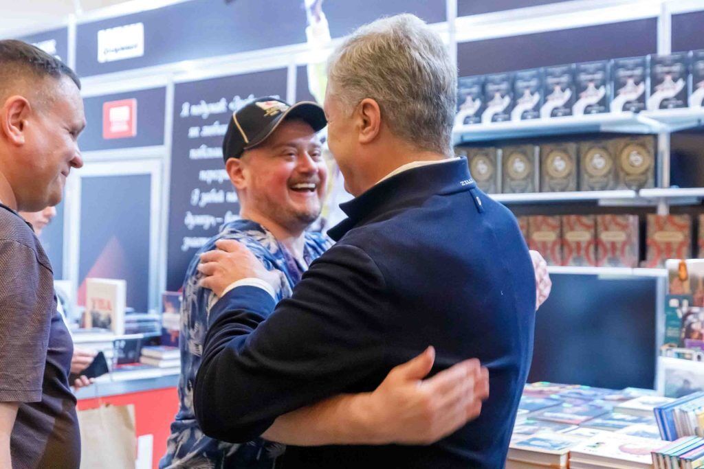 "Це як система "свій – чужий": подружжя Порошенків відвідало Книжковий Арсенал. Фото
