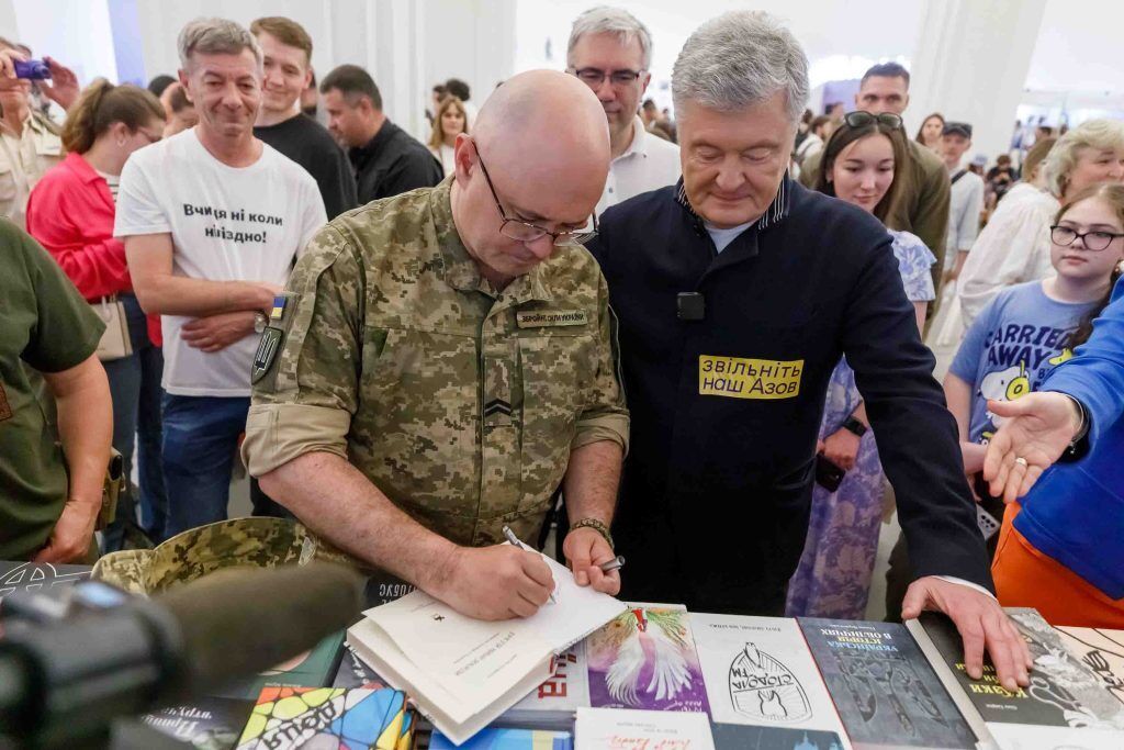 "Це як система "свій – чужий": подружжя Порошенків відвідало Книжковий Арсенал. Фото
