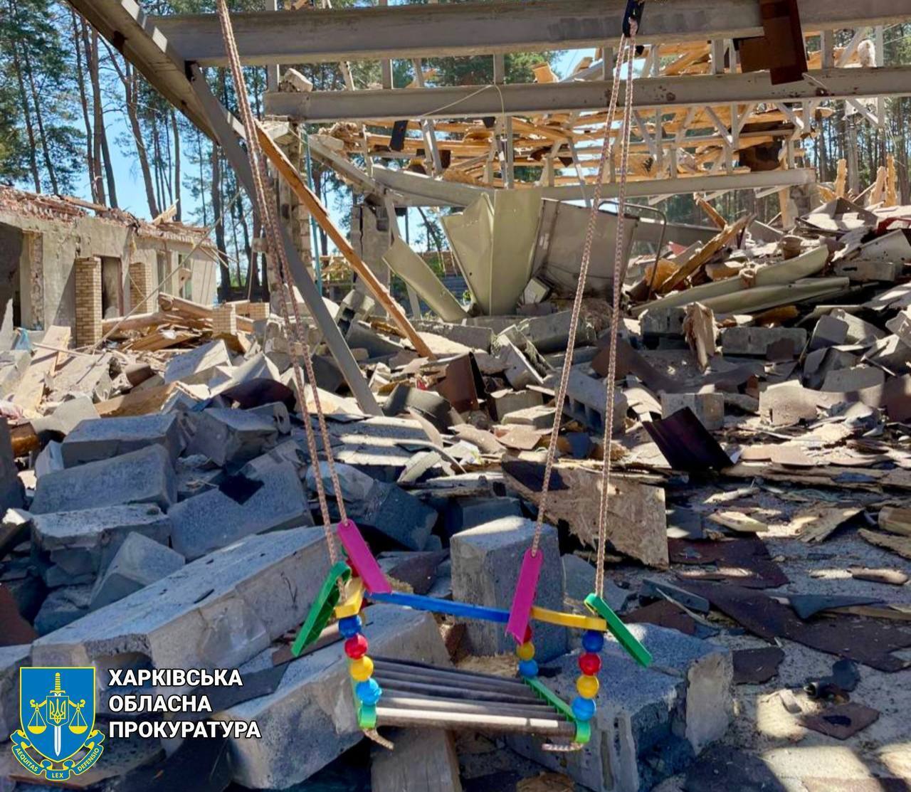 З'явилися фото зруйнованого окупантами будинку на Харківщині, де постраждали 8 дітей